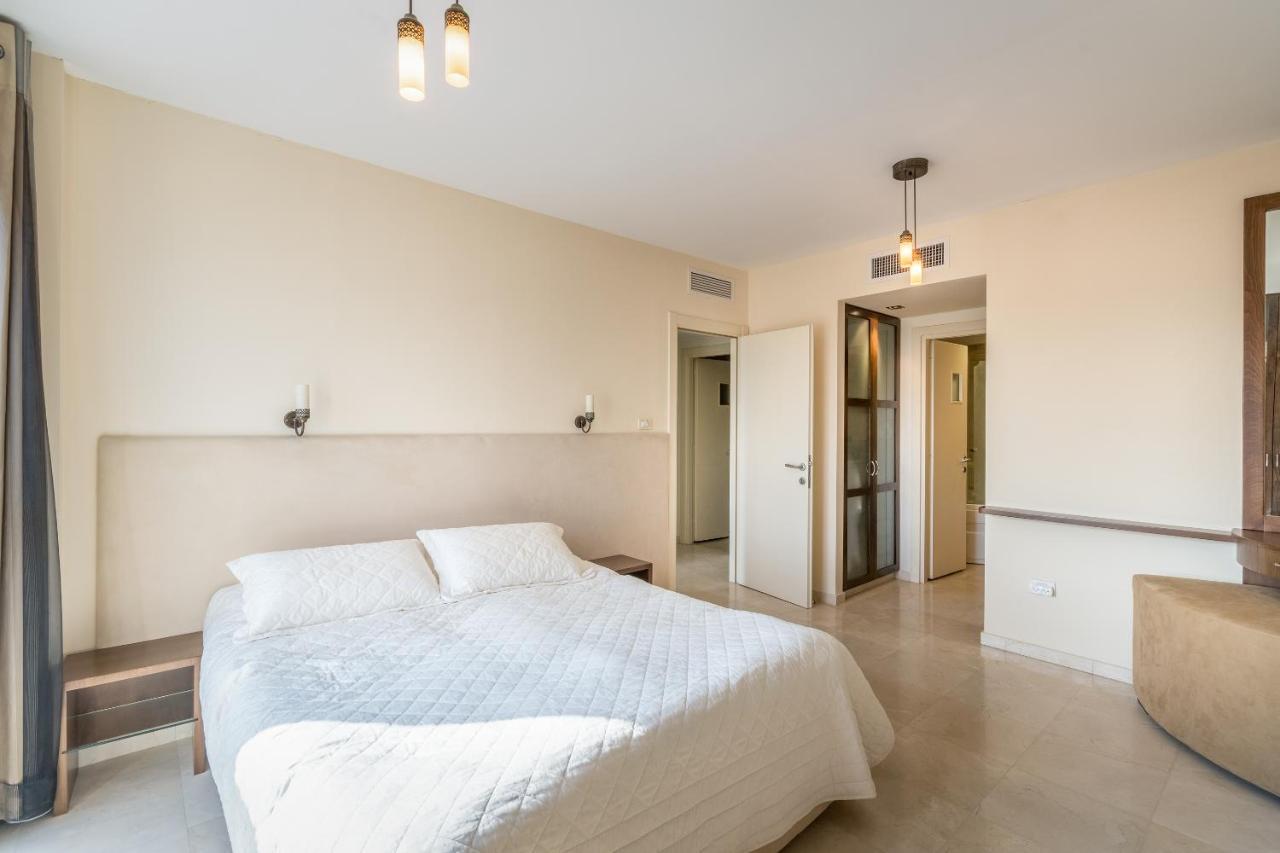 Front Of Beach Next Ritz Hotel - 3 Bedroom& 3 Bathroom Herzelia 외부 사진